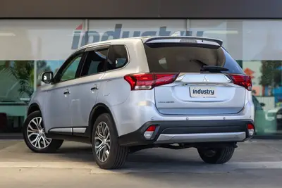 2017 Mitsubishi Outlander 7 Seater High Spec photo 2