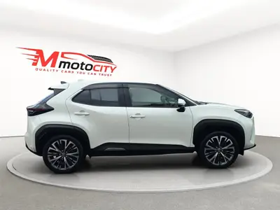 2020 Toyota Yaris Cross Z Hybrid, HUD, Radar Cruise, Half Leather RV/ photo 2