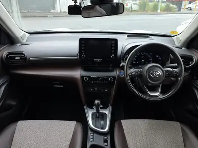 2020 Toyota Yaris Cross Z Hybrid, HUD, Radar Cruise, Half Leather RV/ photo 17