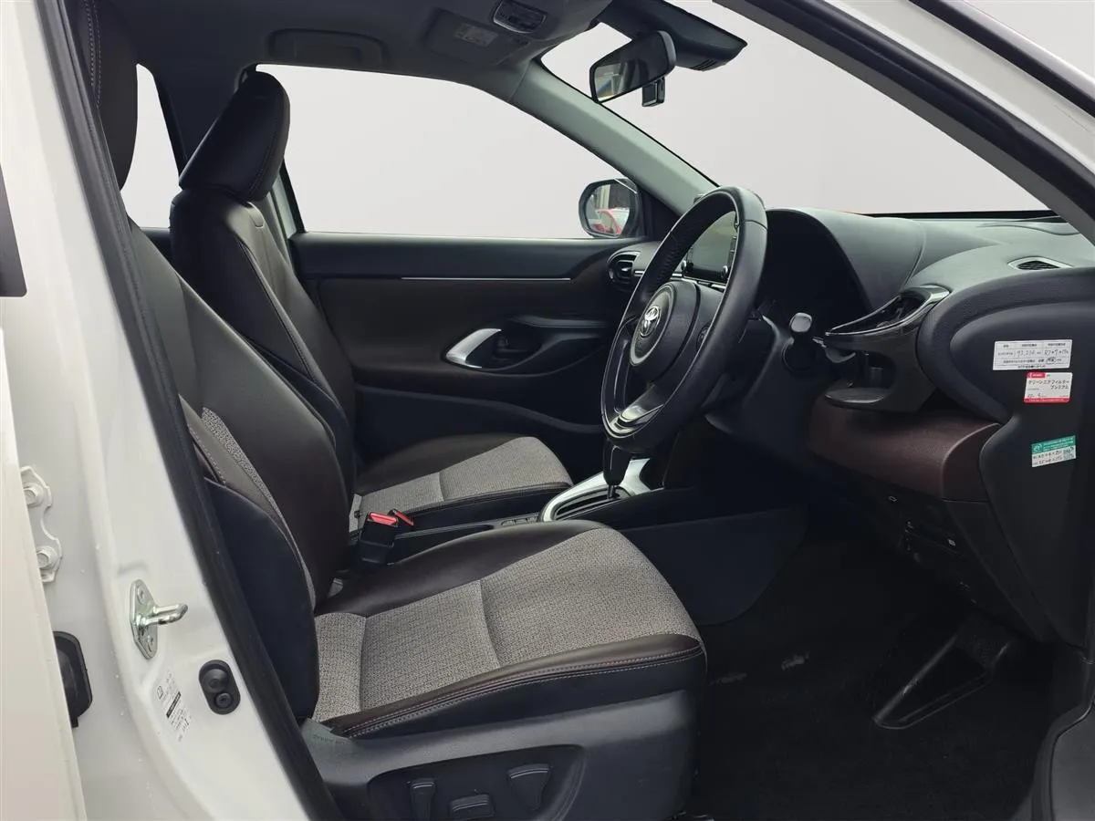 2020 Toyota Yaris Cross Z Hybrid, HUD, Radar Cruise, Half Leather RV/