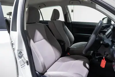 2015 Toyota Corolla Hybrid 3.9L/100km! photo 3