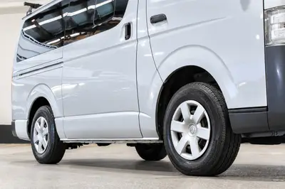2018 Toyota Hiace DX 5-Door 6-Seat photo 4
