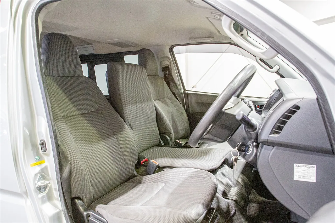 2018 Toyota Hiace DX 5-Door 6-Seat