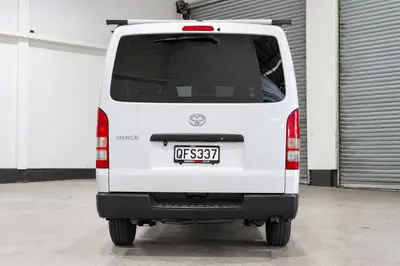 2018 Toyota Hiace DX 5-Door 6-Seat photo 8