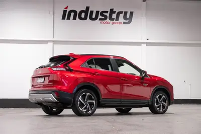 2022 Mitsubishi Eclipse Cross XLS PHEV photo 3
