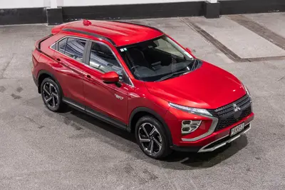 2022 Mitsubishi Eclipse Cross XLS PHEV photo 2