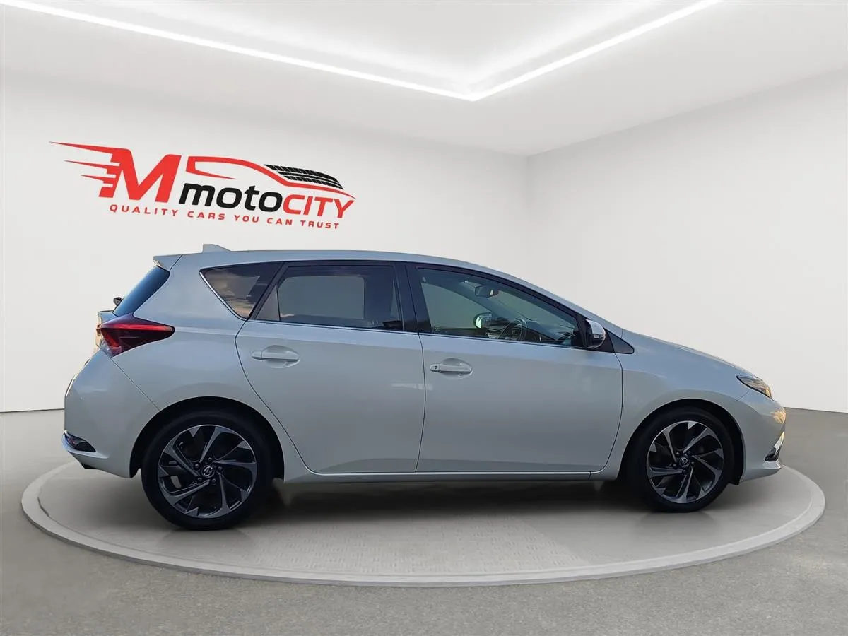 2015 Toyota Auris Leather Seats, Lane Assist, Cruise control