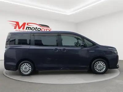 2015 Toyota Voxy Hybrid, Cruise control, Rear power doors Station photo 2