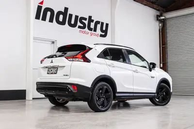 2022 Mitsubishi Eclipse Cross XLS PHEV photo 2
