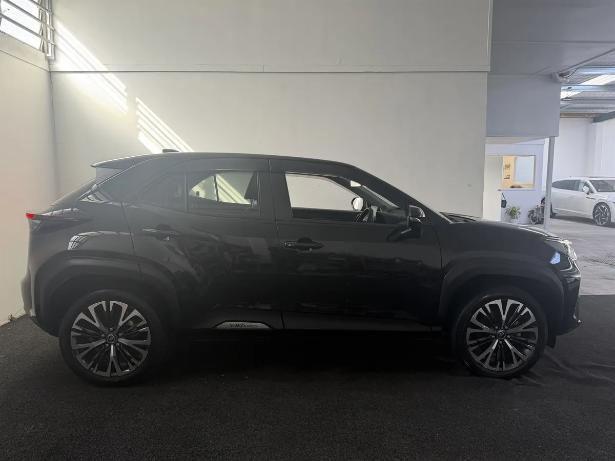 2021 Toyota Yaris Cross Z, photo 2 of 17