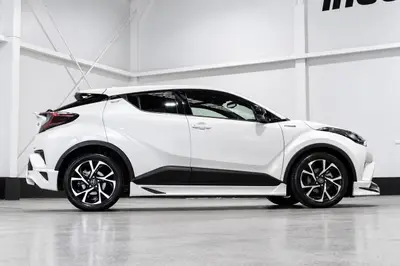 2017 Toyota C-HR Hybrid G TRD Aero photo 7
