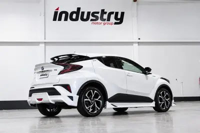 2017 Toyota C-HR Hybrid G TRD Aero photo 3