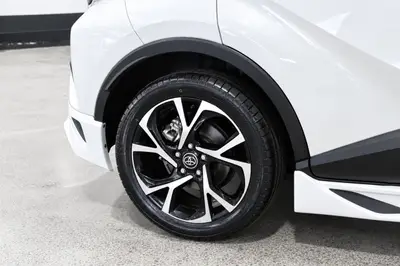 2017 Toyota C-HR Hybrid G TRD Aero photo 8