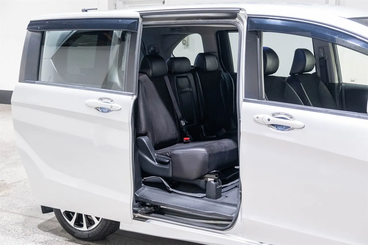 2014 Honda FREED Hybrid 7 Seater