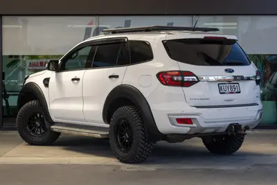2017 Ford Everest Titanium photo 2