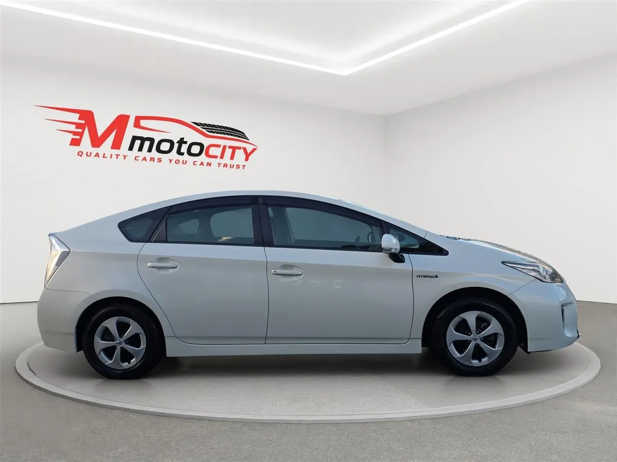 2015 Toyota Prius HYBRID S, dark Interior, photo 2 of 20