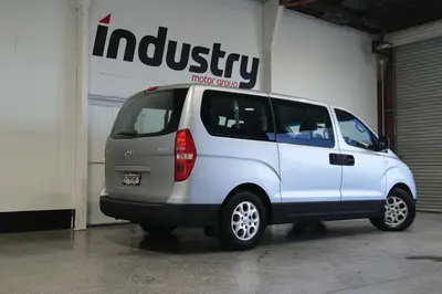 2013 Hyundai Imax 8 Seat Auto photo 2
