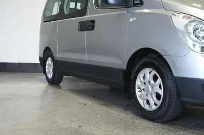 2013 Hyundai Imax 8 Seat Auto photo 9