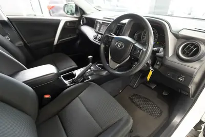 2017 Toyota RAV4 2.5P photo 3