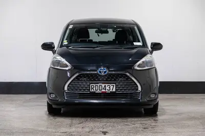 2019 Toyota Sienta Hybrid Funbase G photo 6