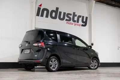2019 Toyota Sienta Hybrid Funbase G photo 2