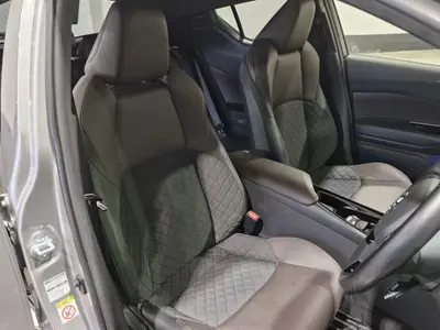 2017 Toyota C-HR Hybrid G-Spec photo 33