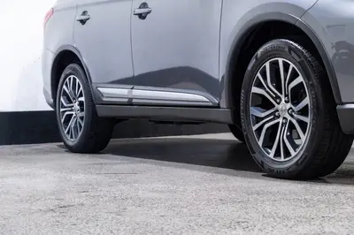 2017 Mitsubishi Outlander XLS 2.4P 7 Seat photo 9