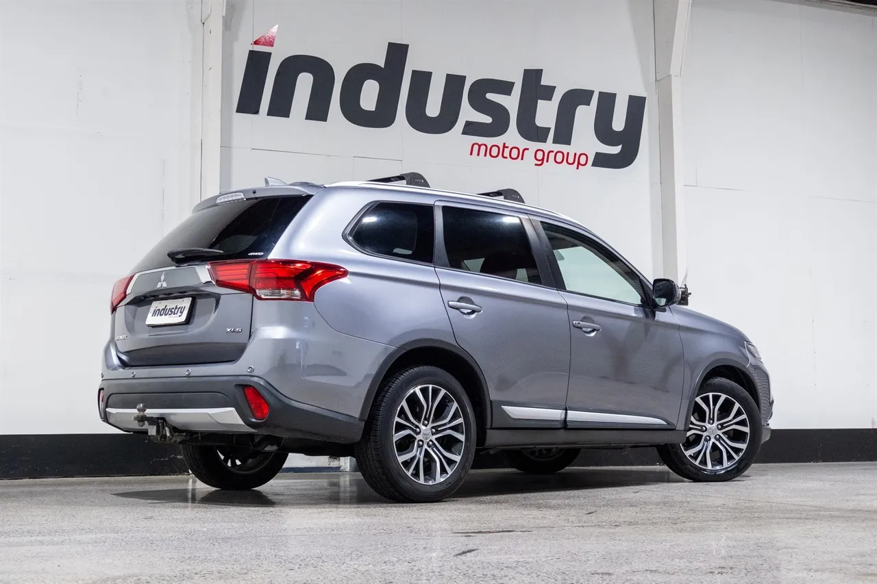 2017 Mitsubishi Outlander XLS 2.4P 7 Seat 4WD
