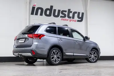 2017 Mitsubishi Outlander XLS 2.4P 7 Seat 4WD photo 3