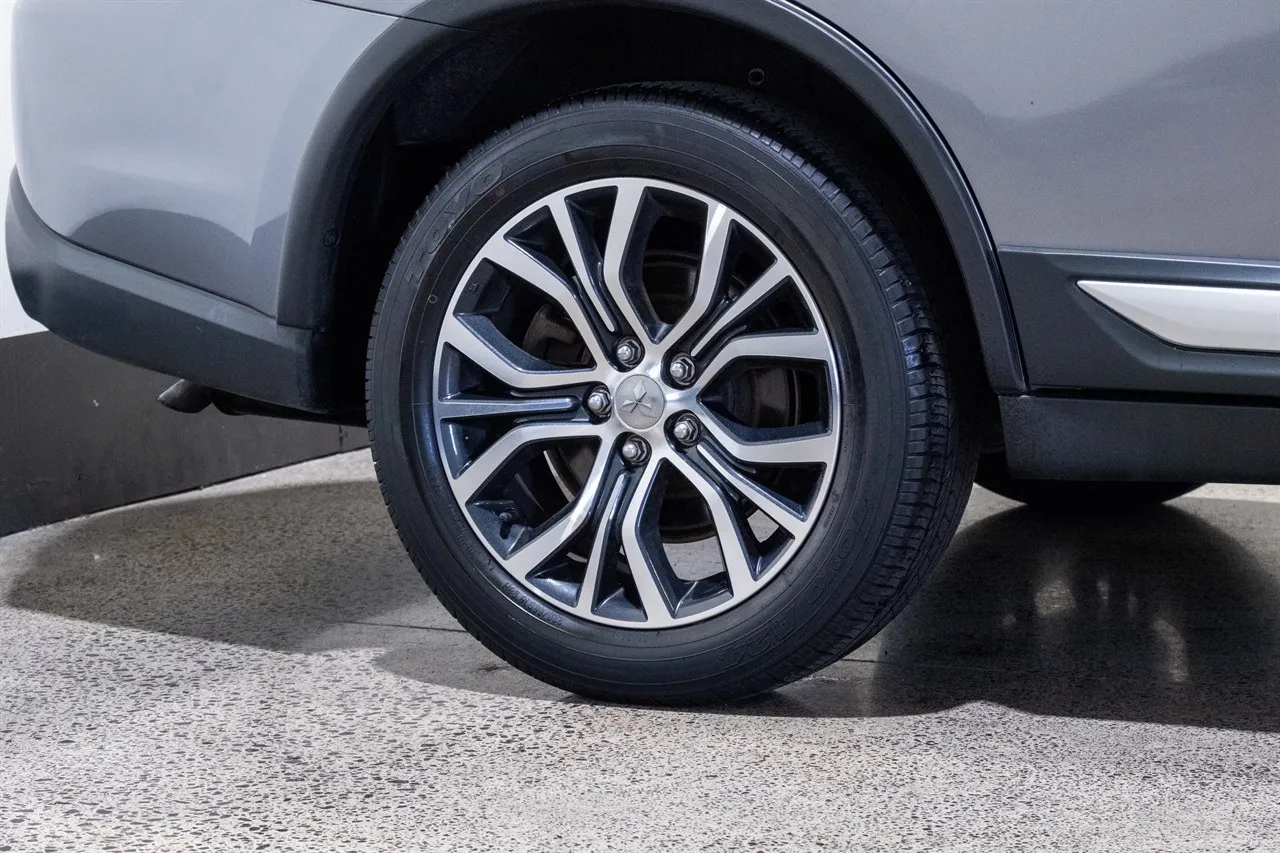 2017 Mitsubishi Outlander XLS 2.4P 7 Seat 4WD