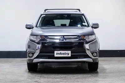 2017 Mitsubishi Outlander XLS 2.4P 7 Seat photo 6
