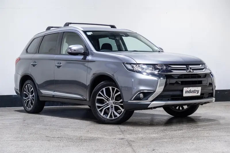 2017 Mitsubishi Outlander XLS 2.4P 7 Seat 4WD